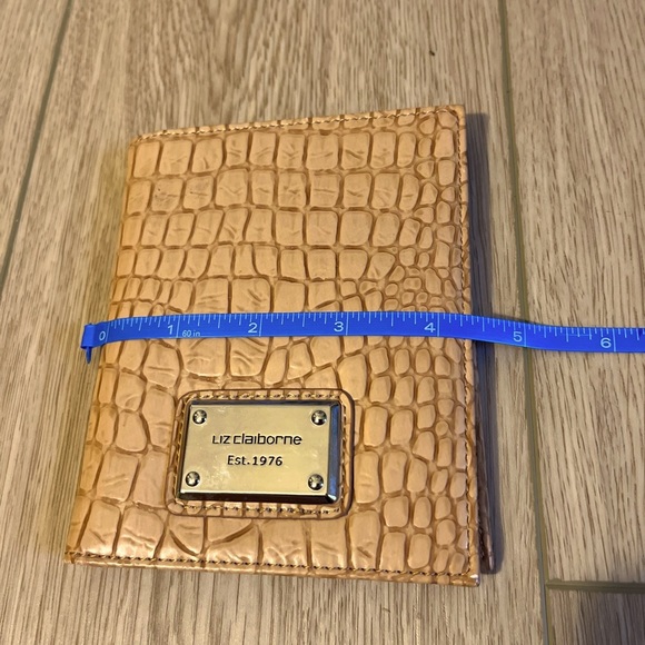 Posh show.  Liz Claiborne bi fold ladies wallet​ - Picture 8 of 9
